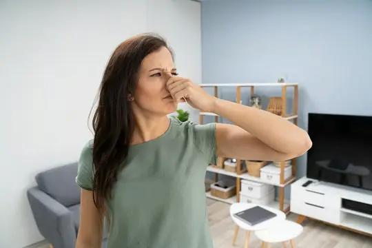 kobieta zatyka nos